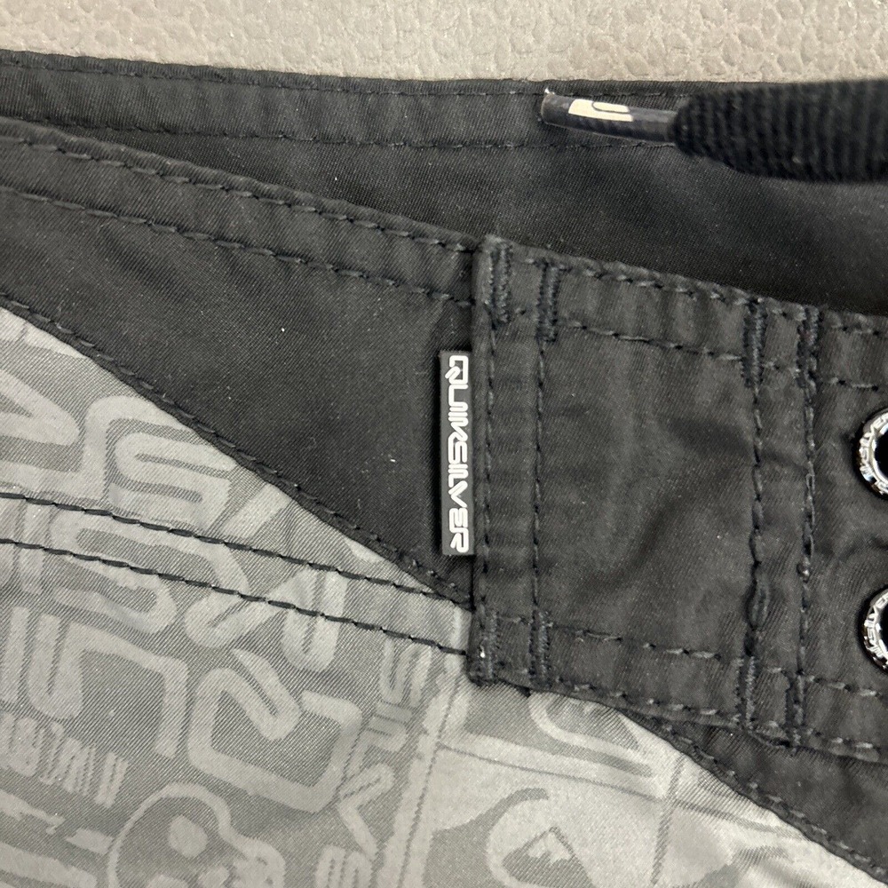 Quicksilver Surf Board Shorts Swim Trunks Size Waist 31 Men’s Black Red Grey FS - Picture 5 of 10